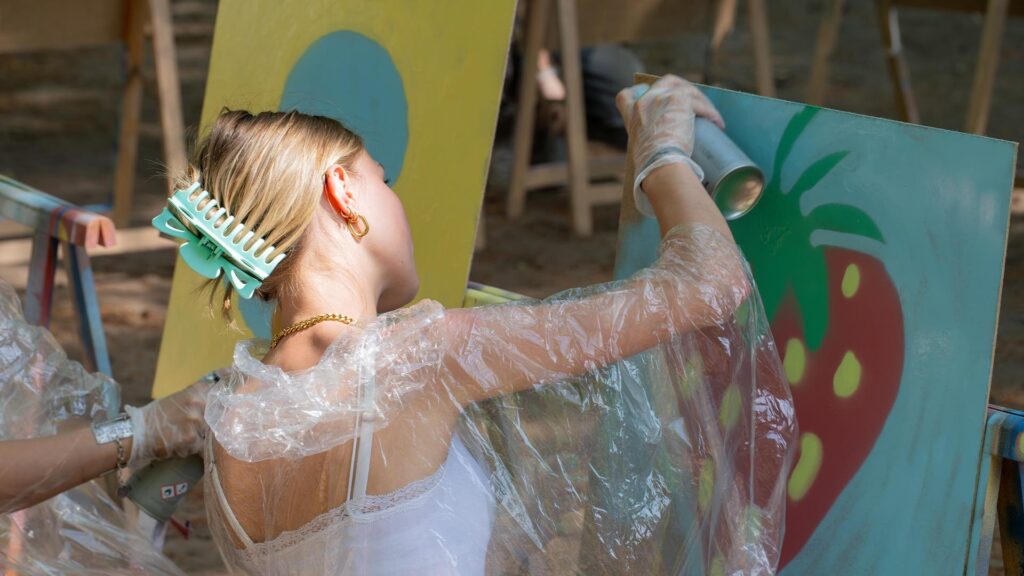 Deelnemer ontwerpt een aardbei met graffiti tijdens de Workshop Graffiti.