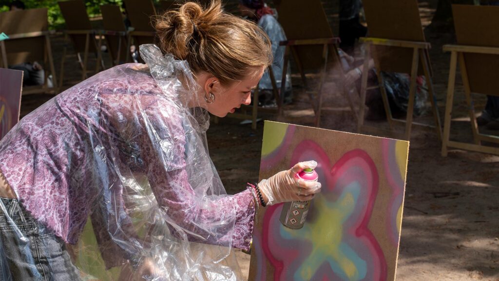 Deelneemster ontwerpt een bloem tijdens de Workshop Graffiti