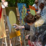 Deelnemers volgen de Workshop Graffiti tijdens de Nationale Onderwijsweek.