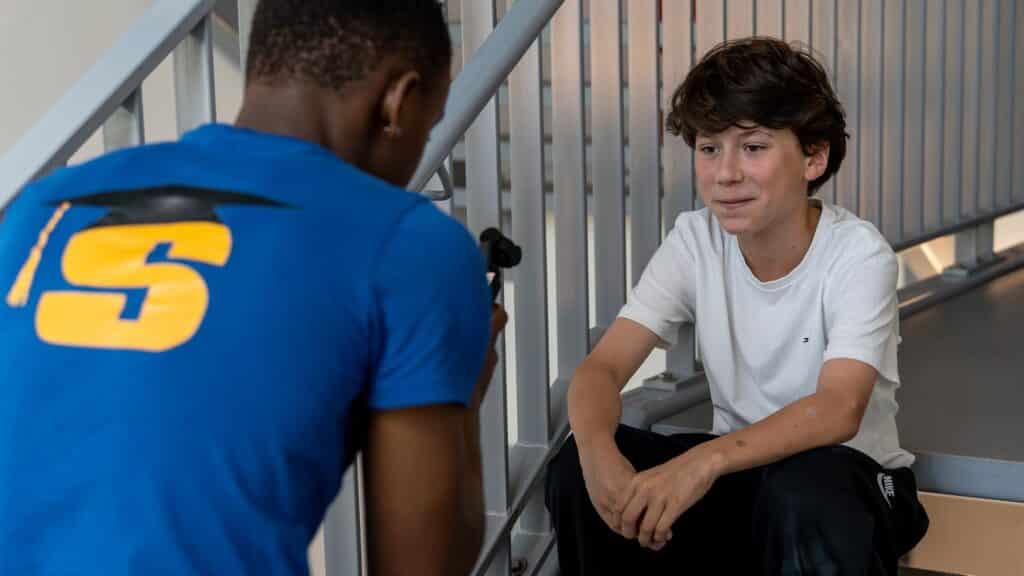 Jongen speelt tijdens Workshop Videoclip Maken