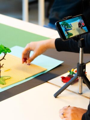 Materialen met standaard en camera voor de Workshop Stop Motion.