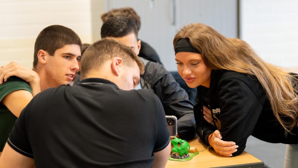Workshopdocent kijkt naar het resultaat van de deelnemers van de Workshop Stop Motion.
