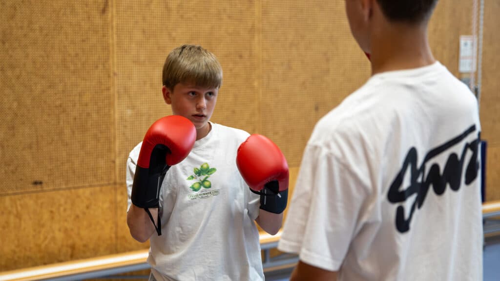Deelnemer is gefocust tijdens de Workshop Kickboksen.