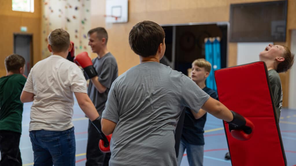 Deelnemers oefenen tijdens de Workshop Kickboksen.