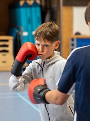 Deelnemers boxen tijdens het Kickboksen Kinderfeestje.