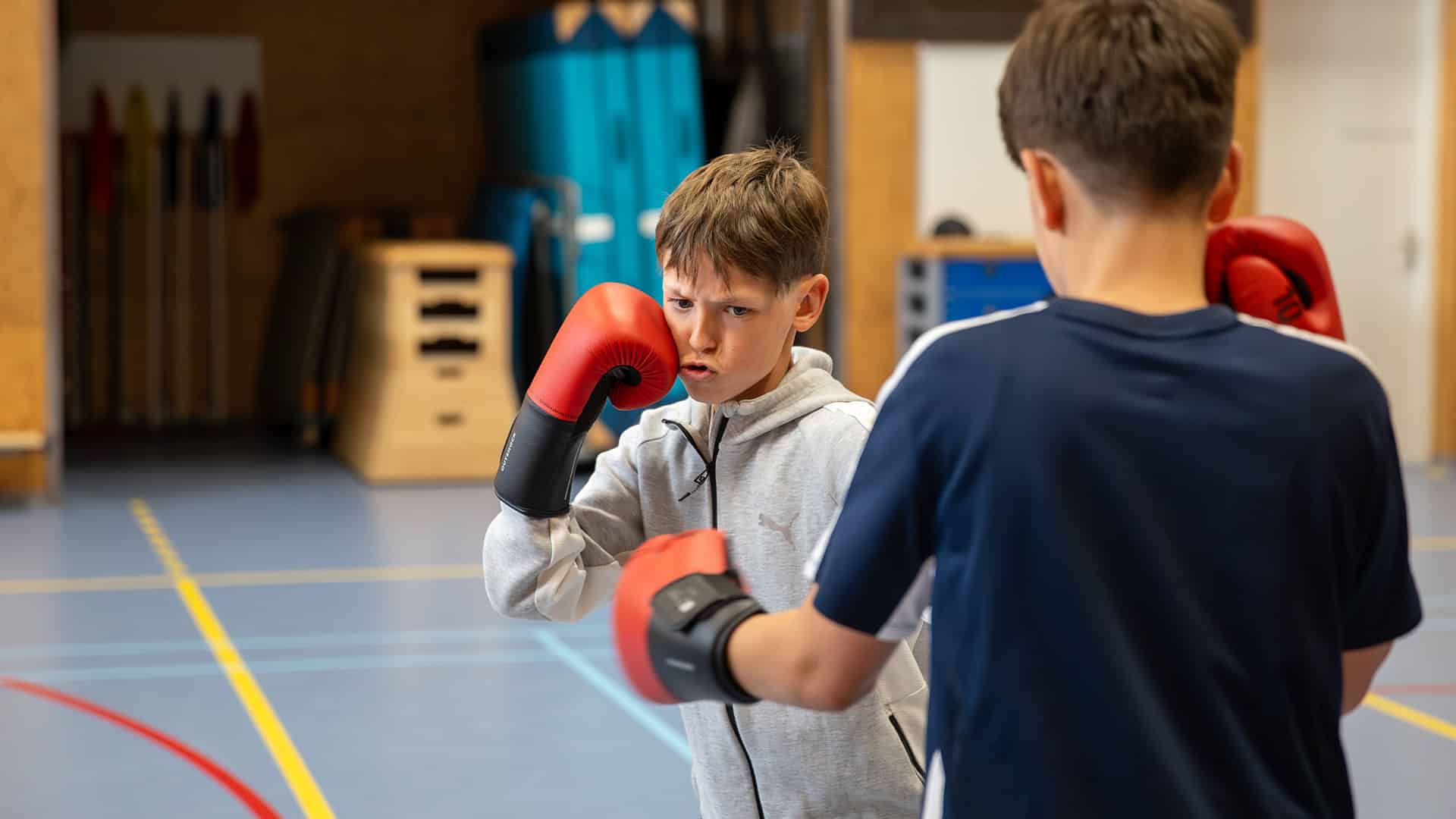 Deelnemers boxen tijdens het Kickboksen Kinderfeestje.