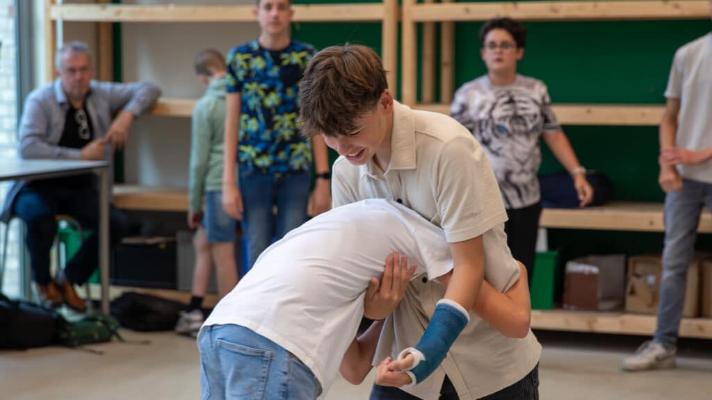 Deelnemers presenteren hun oefening tijdens de Workshop Zelfverdediging.