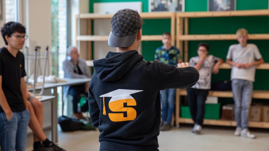 Workshopdocent legt wat uit tijdens de Workshop Zelfverdediging.