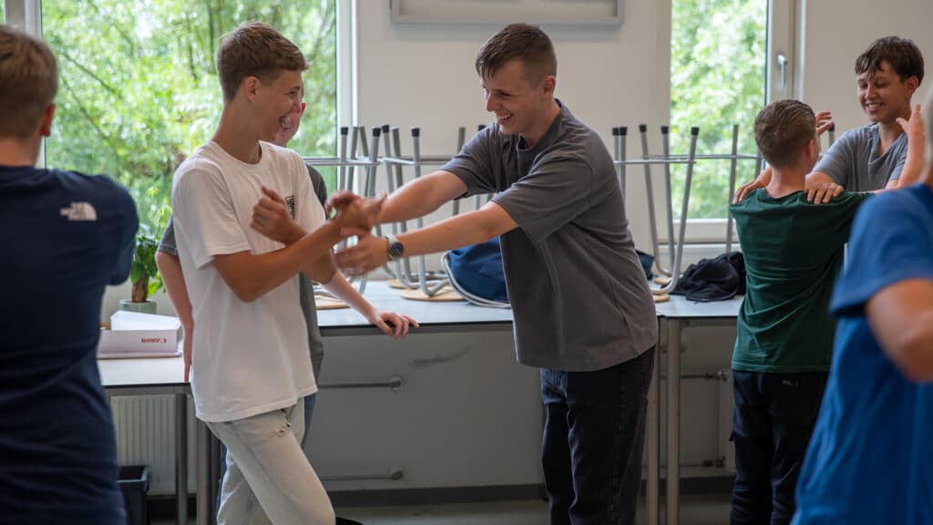 De deelnemers oefenen de Workshop Zelfverdediging.