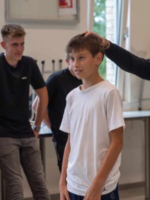 Workshopbegeleider doet een oefening voor met een deelnemer tijdens de Workshop Zelfverdediging.