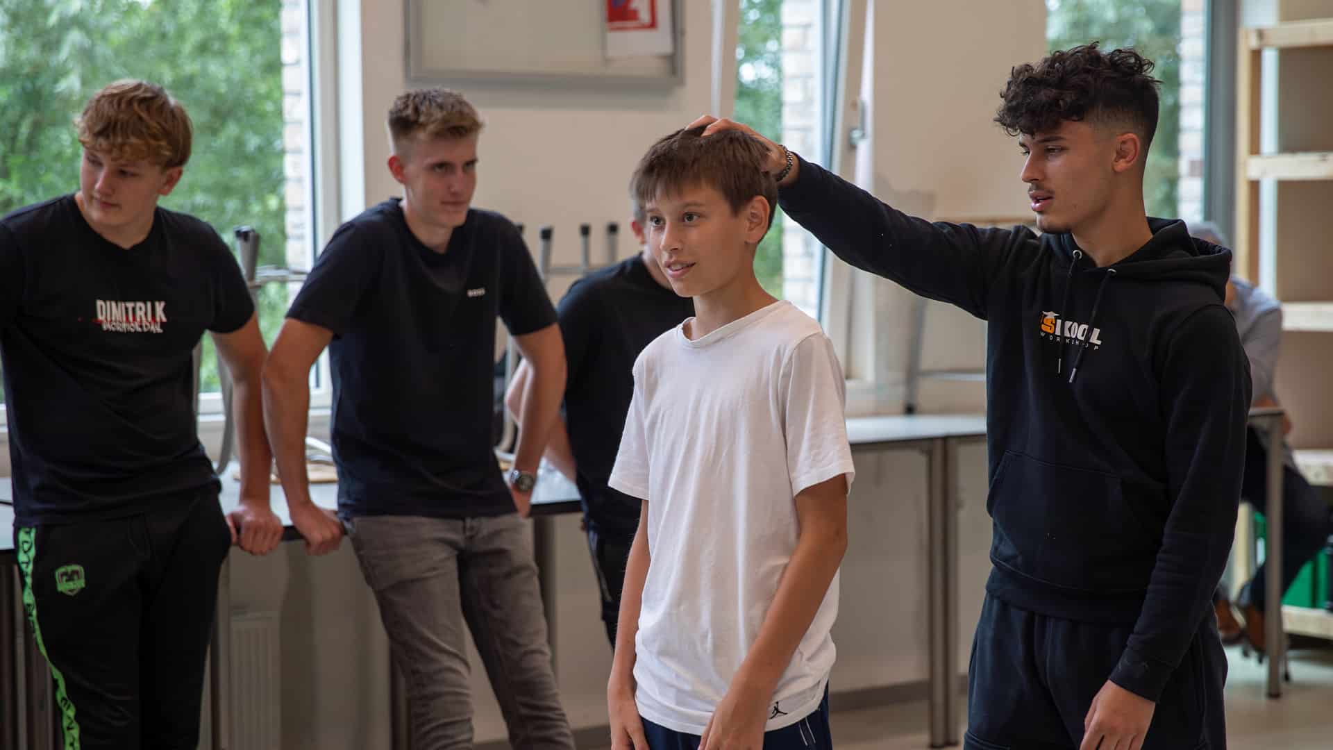 Workshopbegeleider doet een oefening voor met een deelnemer tijdens de Workshop Zelfverdediging.