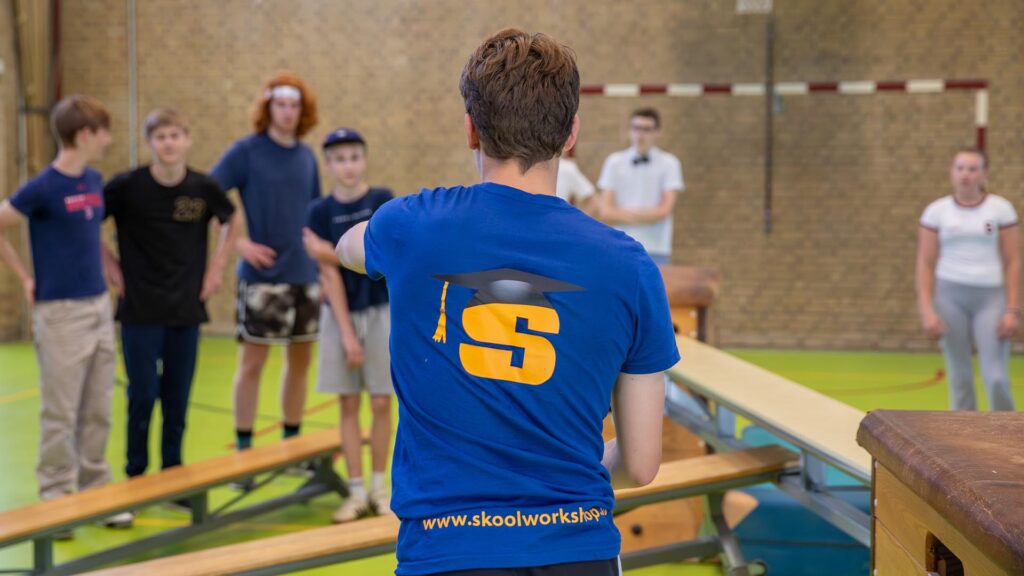 De workshopdocent legt de deelnemers een oefening uit van de Workshop Freerunning.