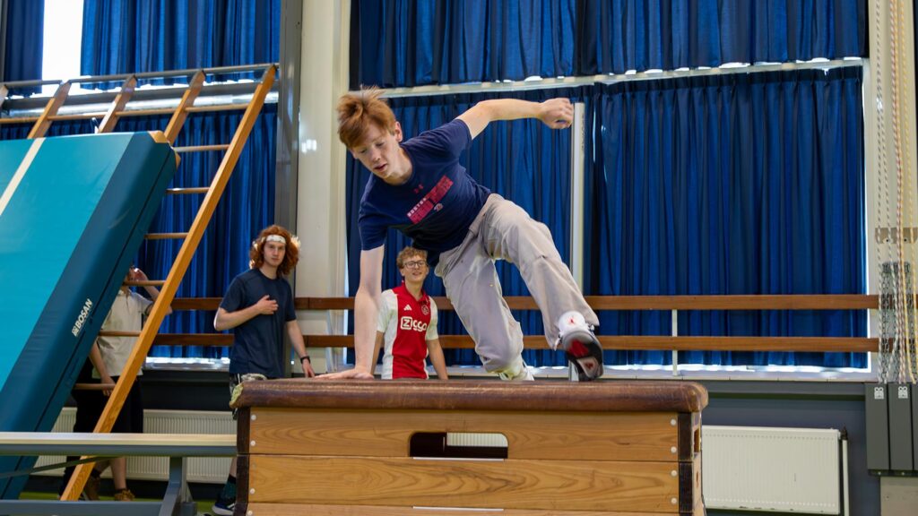 Een deelnemer voert een oefening uit van de Workshop Freerunning.