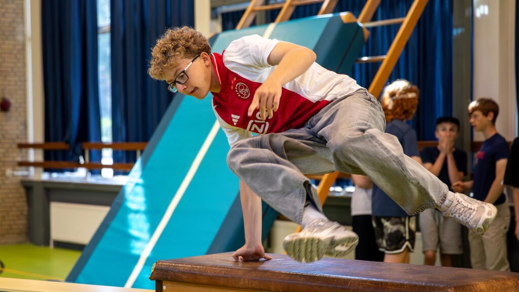 Een deelnemer voert een oefening uit van de Workshop Freerunning.