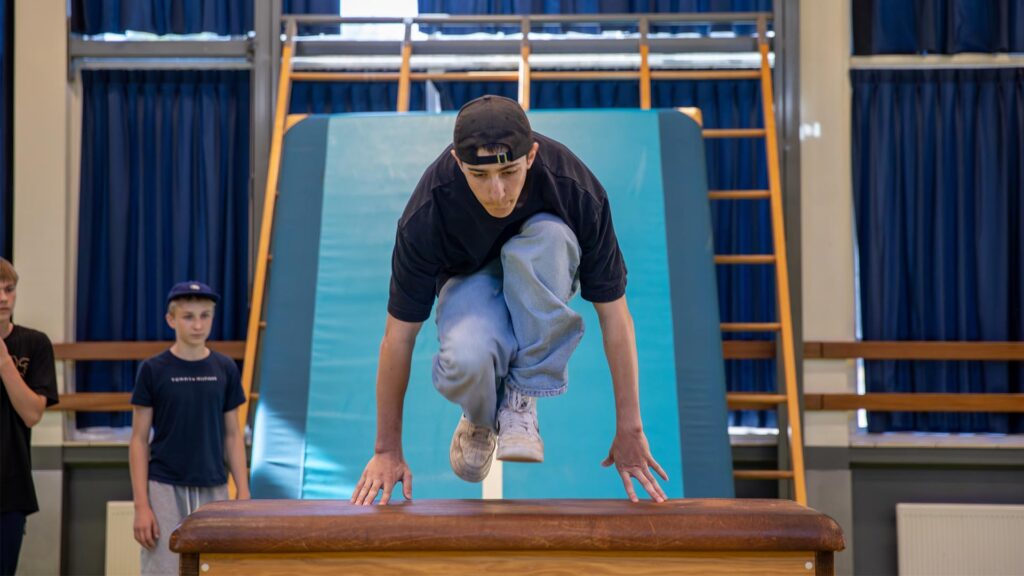 Een deelnemer voert een oefening uit van de Workshop Freerunning.