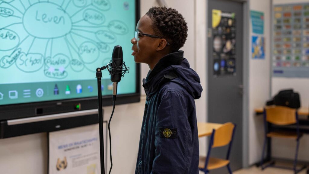 Leerling zingt rap in tijdens de Workshop Rap.