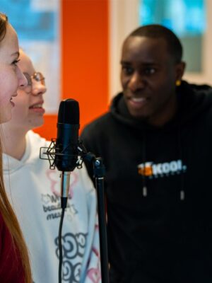 Deelnemers nemen rap op tijdens Workshop Rap onder begeleiding van de workshopdocent.
