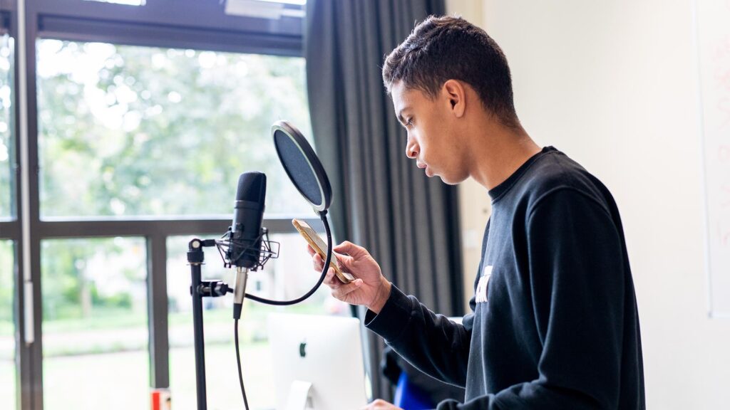 Deelnemer rapt zijn zelfgeschreven tekst tijdens de Workshop Rap.