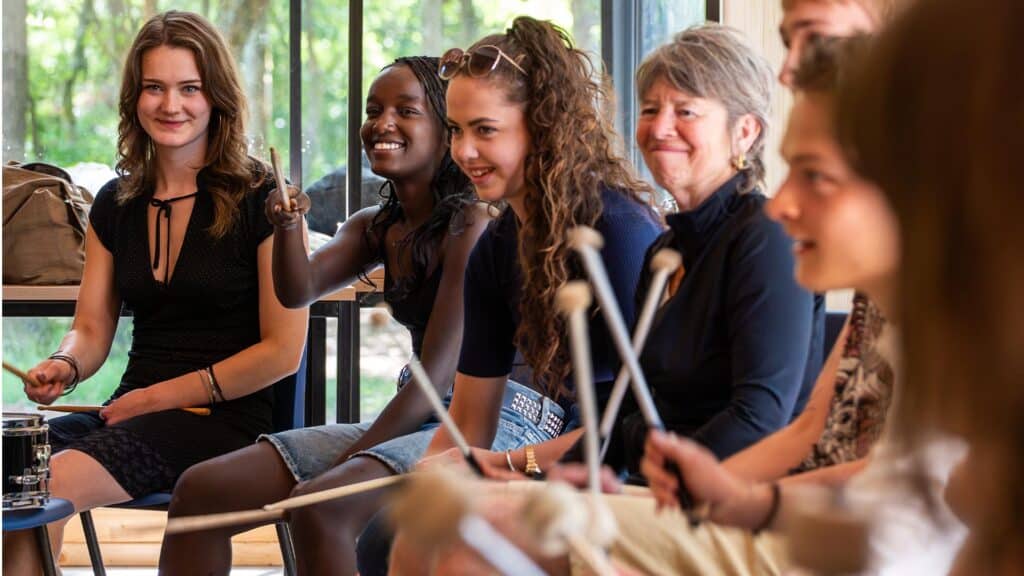 Deelnemers die de Workshop Caribbean Drums volgen