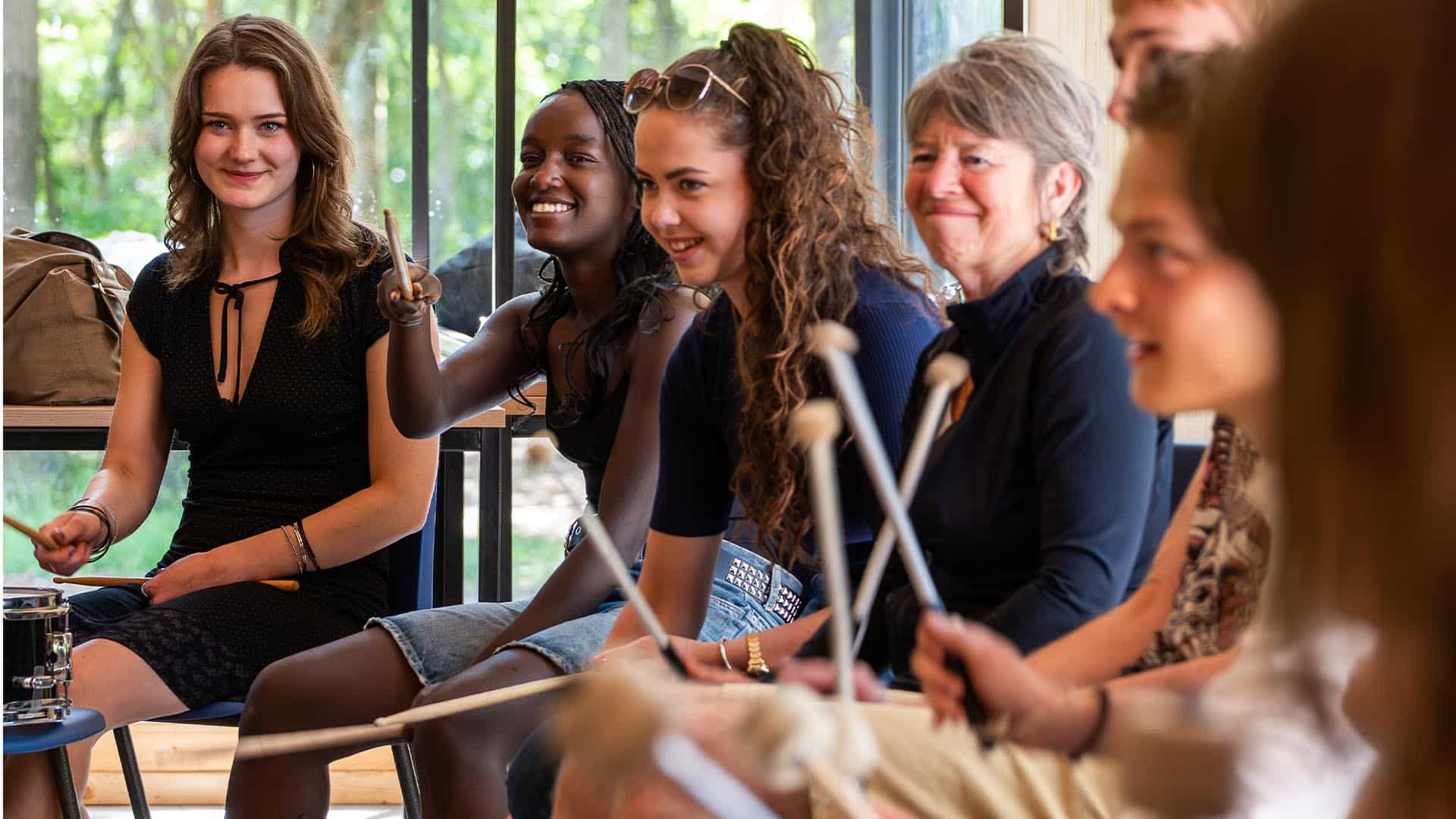 Deelnemers die de Workshop Caribbean Drums volgen