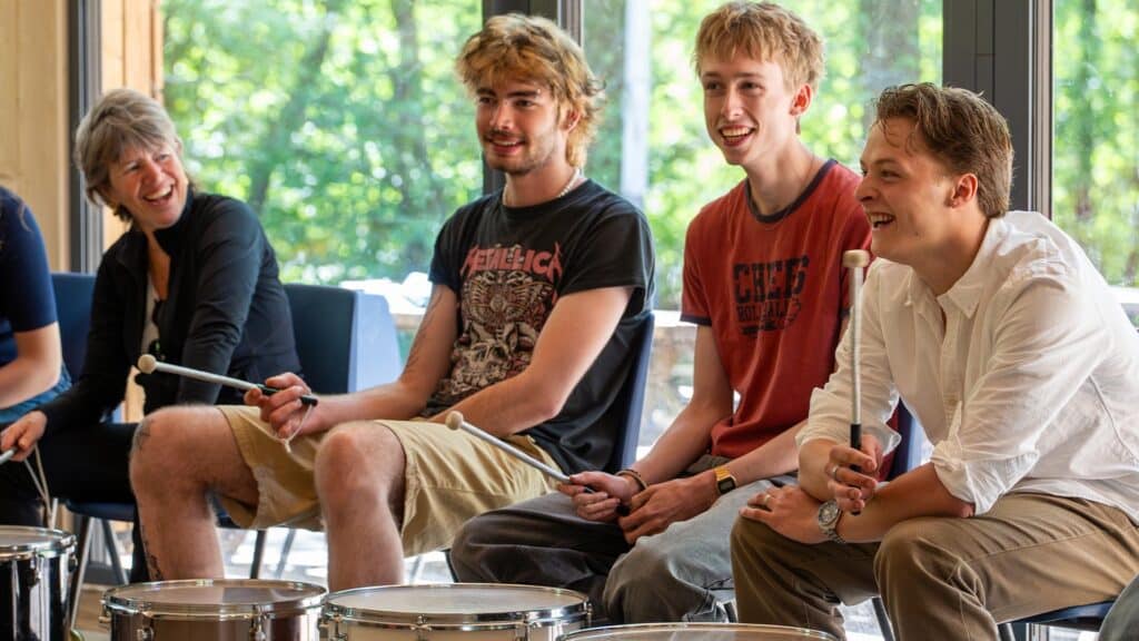 Studenten hebben plezier tijdens Workshop Caribbean Drums