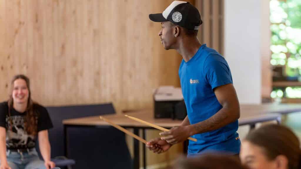 Workshopdocent begeleid tijdens Workshop Caribbean Drums