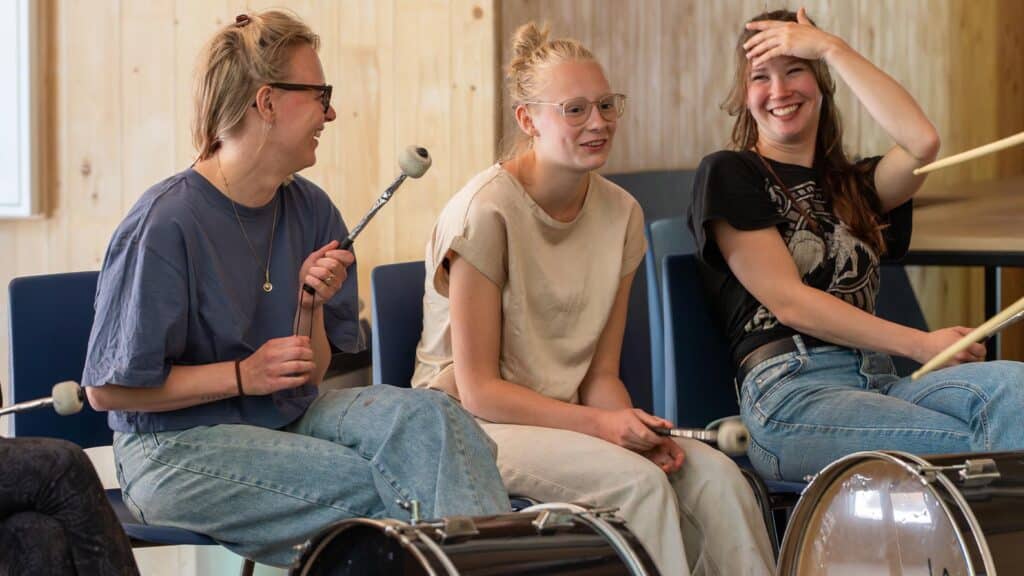 Deelnemer kletsen tijdens Workshop Caribbean Drums