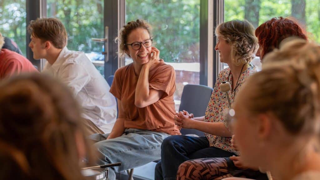 Lachende deelnemers bij de Workshop Caribbean Drums
