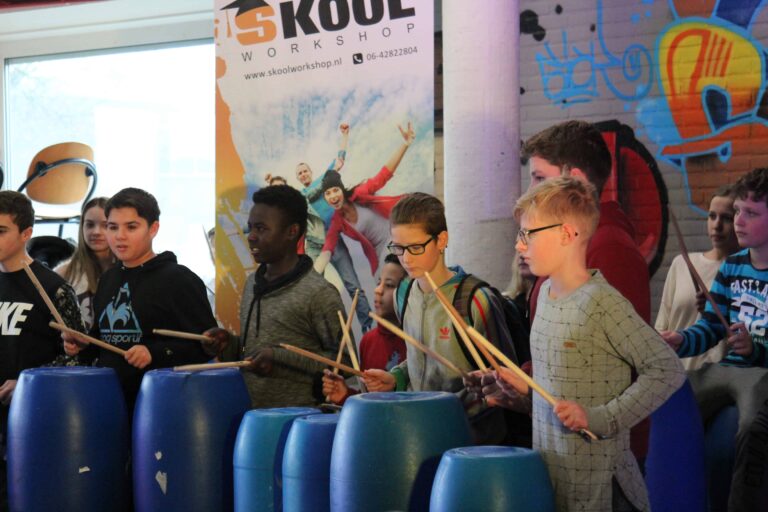 Leerlingen schilderen tijdens een beeldende workshop op school