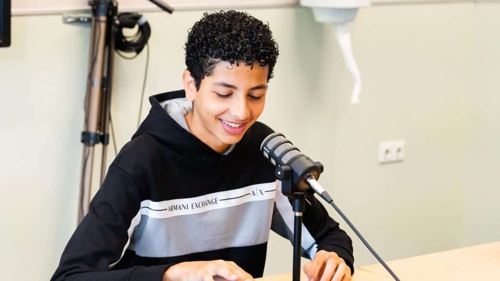 Deelnemer heeft plezier tijdens de Workshop Podcast Maken.