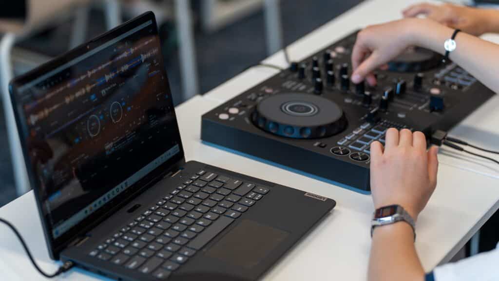 Laptop en draaitafel voor de Workshop DJ Skills