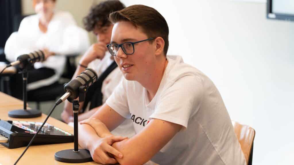 Deelnemer wordt geïnterviewd tijdens de Workshop Podcast Maken.