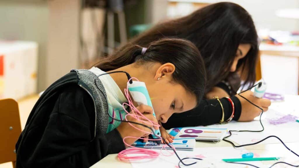 Deelnemers creatief bezig met het ontwerpen tijdens de Workshop-3D-Printerpen