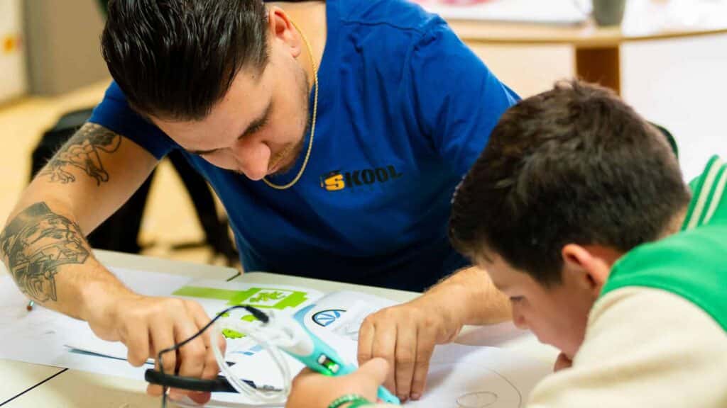 Begeleider helpt deelnemer met 3D tekenen tijdens de Workshop 3D Printerpen