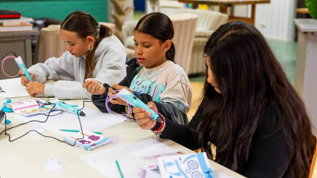 Deelnemers aan de Workshop 3D Printerpen tekenen een object in de lucht