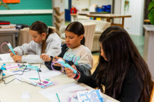 Leerlingen tijdens een CKV workshop van Skool Workshop op school