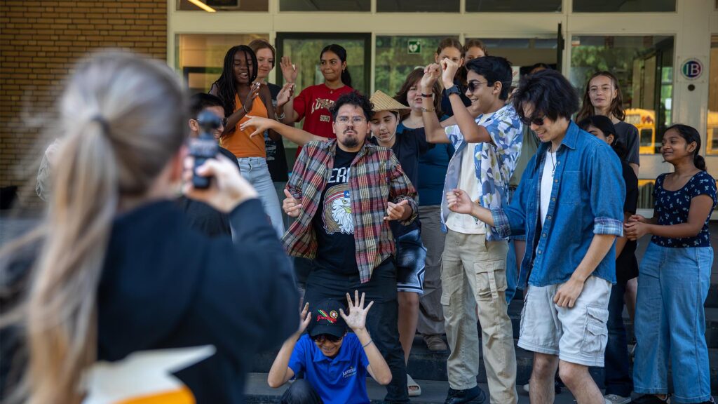 Leerlingen dansen met hun docent tijdens de Workshop Videoclip Maken.