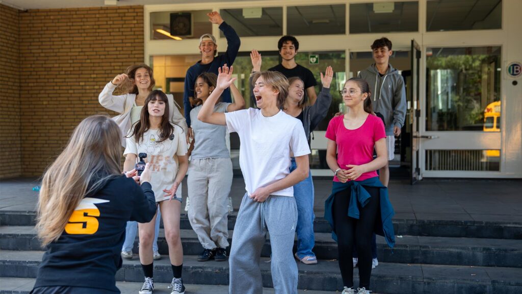 Deelnemers dansen en springen tijdens de Workshop Videoclip Maken.