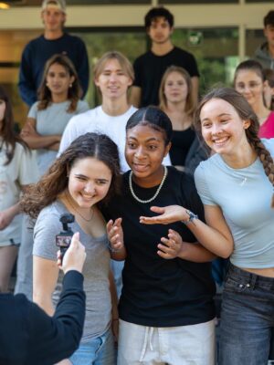 Deelnemers nemen de videoclip op tijdens het Videoclip Maken Kinderfeestje.