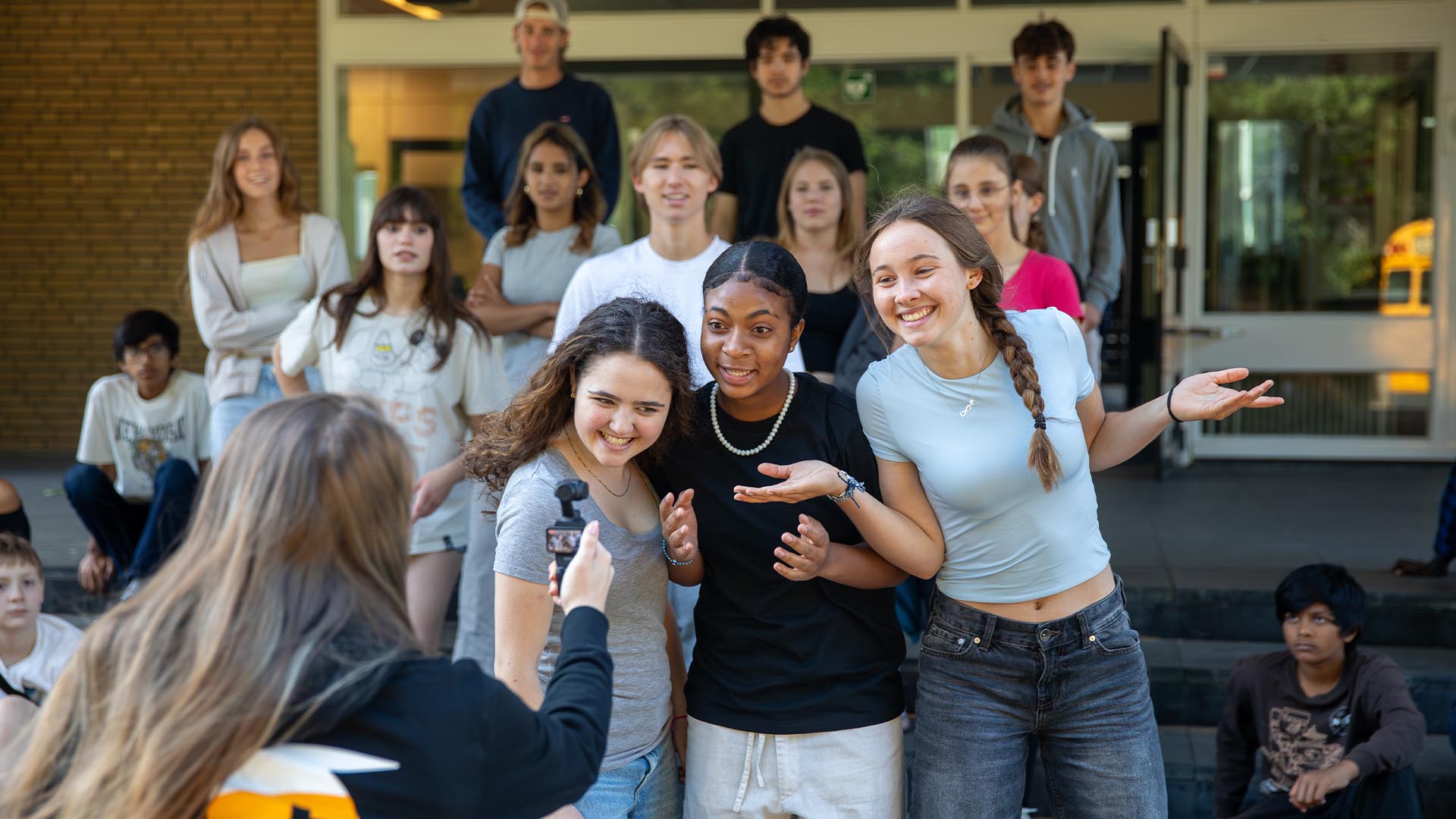 Deelnemers nemen de videoclip op tijdens de Workshop Videoclip Maken.
