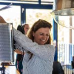 Deelnemer neemt een liedje op tijdens een origineel bedrijfsuitje en familieuitje.