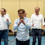 Deelnemers dansen tijdens een origineel teamuitje.