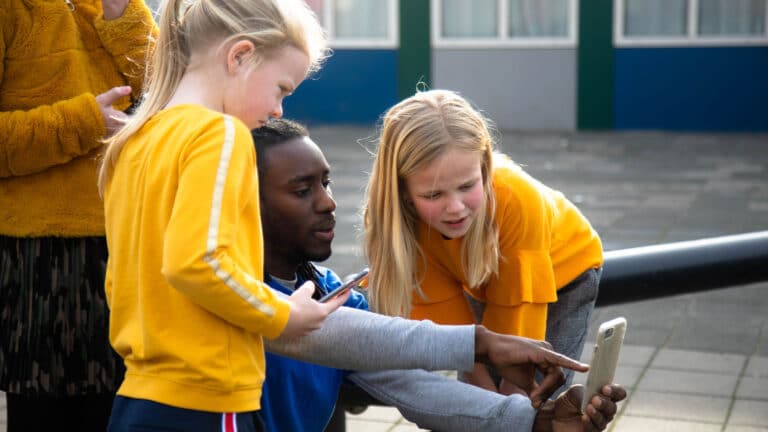 Kinderfeestje Foto 2 Deelnemers kijken mee tijdens het maatschappelijk project Mediawijsheid Reality Check.