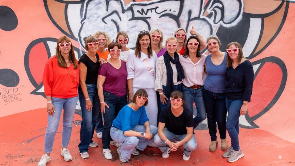 Deelnemers op de foto na hun Graffiti Vrijgezellenfeest.