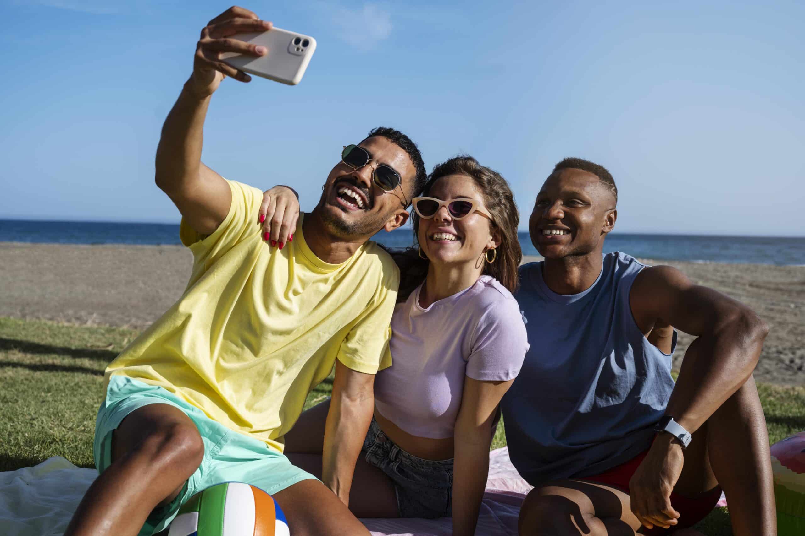 side view smiley people taking selfie min scaled tussenjaar jongeren