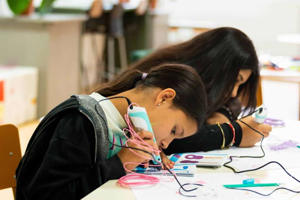 Deelnemer tekent met 3D pen tijdens 3D Printerpen Kinderfeestje.