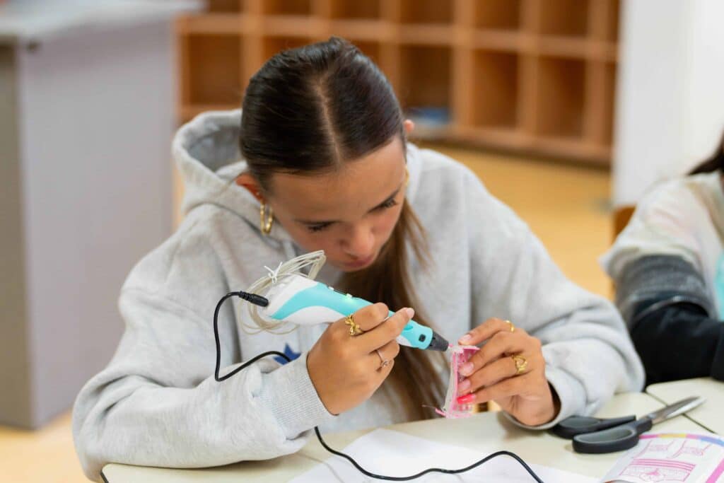 Deelnemers creatief bezig met het ontwerpen tijdens de Workshop-3D-Printerpen