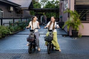 Deelnemers van het Suri Impact Breekjaar onderweg met de e-bike in Suriname