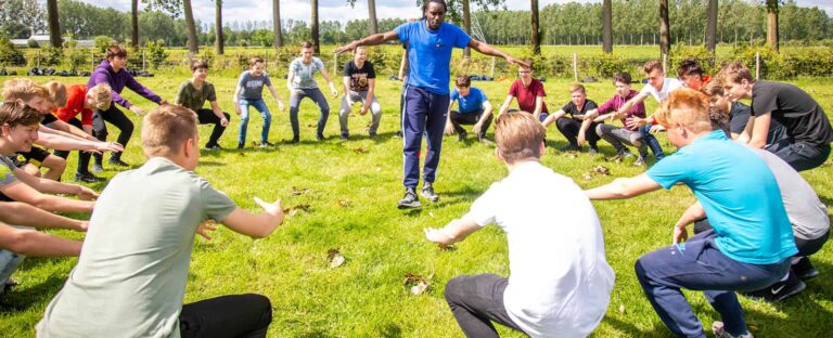 Groep leerlingen doet oefeningen tijdens de Workshop Bootcamp.