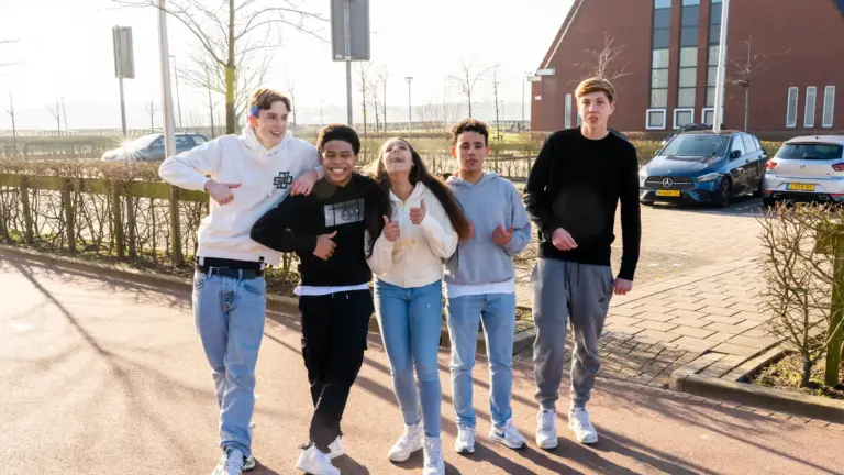 Groep leerlingen loopt samen buiten tijdens een CKV-dag